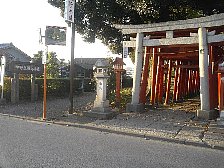 神社前を左折して、下った突き当たり信号を右折(2005-11)