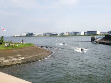 海老取川にボート